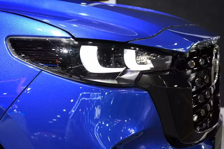 Khác với đầu xe, khu vực bên sườn của Mazda BT-50 2025 giữ nguyên như cũ, trừ bộ vành la-zăng. Đường kính của vành la-zăng dao động từ 17 - 18 inch, tùy theo phiên bản. Bộ vành của xe có thiết kế đa chấu, sơn màu đen nhám... hoặc phối 2 màu tương phản.