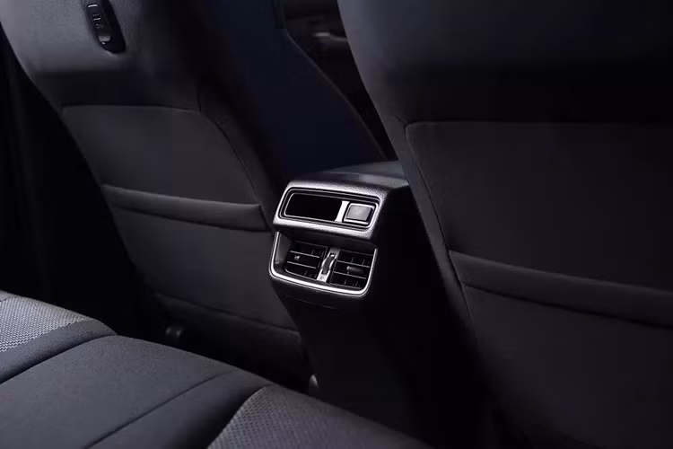 Thứ hai là động cơ diesel 4 xi-lanh, dung tích 3.0L, cho công suất tối đa 190 mã lực tại tua máy 3.600 vòng/phút và mô-men xoắn cực đại 450 Nm tại tua máy 1.600 - 2.600 vòng/phút.