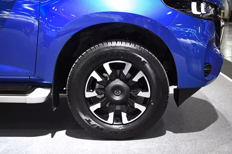 Thêm vào đó là bảng đồng hồ analog mới với màn hình đa sắc TFT 7 inch. Ngoài ra, mẫu xe bán tải này còn được trang bị màn hình cảm ứng trung tâm 8 inch hoặc 9 inch, tùy phiên bản. Màn hình hỗ trợ kết nối Apple CarPlay và Android Auto không dây nhằm đáp ứng nhu cầu sử dụng thực tế của khách hàng.