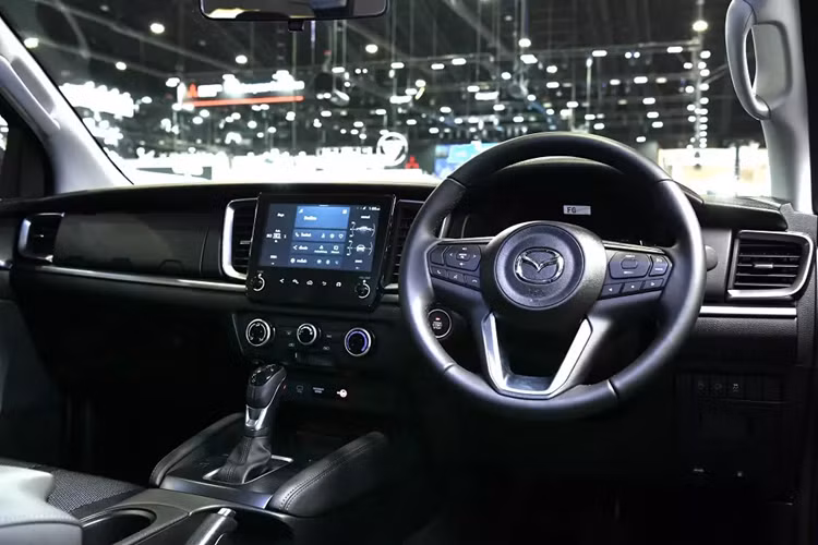 Những tính năng an toàn khác của mẫu xe bán tải này gồm có hệ thống kiểm soát hành trình thích ứng, cảnh báo lệch làn đường, giảm thiểu nhầm chân ga, giới hạn tốc độ chỉnh tay và đèn pha tự động. Nằm bên dưới nắp ca-pô của Mazda BT-50 2025 là 2 tùy chọn động cơ.