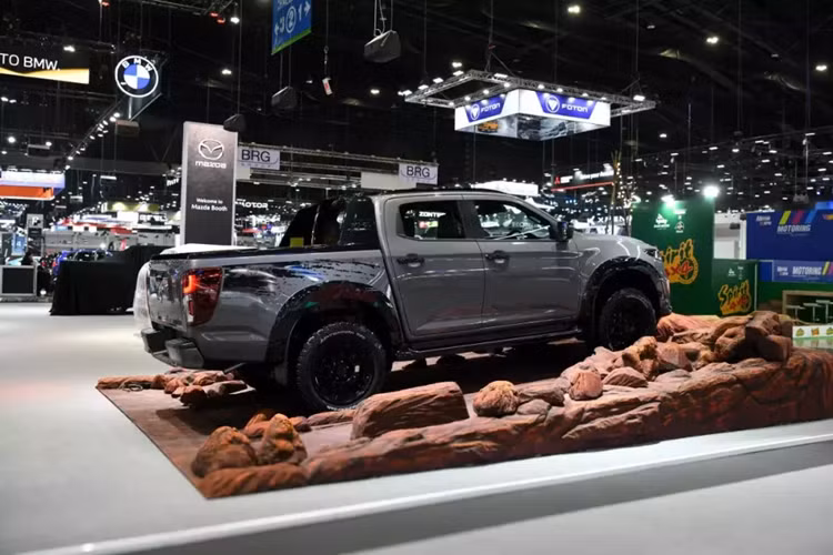 Ở khu vực phía sau, Mazda BT-50 2025 được bổ sung tạo hình mới bên trong cụm đèn hậu. Ở bản XRT cao cấp, xe có thêm thanh thể thao ở thùng hàng. Tương tự ngoại thất, nội thất của mẫu xe bán tải này cũng có thêm một số trang bị mới, ví dụ như mặt táp-lô bên phía ghế phụ lái.