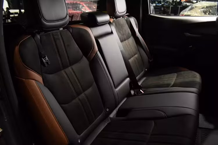 Đầu tiên là động cơ diesel 4 xi-lanh, tăng áp, dung tích 2.2L mới, thay cho loại 1.9L cũ. Động cơ tạo ra công suất tối đa 163 mã lực tại tua máy 3.600 vòng/phút và mô-men xoắn cực đại 400 Nm tại tua máy từ 1.600 - 2.600 vòng/phút. Động cơ kết hợp với hộp số tự động 8 cấp hoặc hộp số sàn 6 cấp cùng hệ dẫn động cầu sau.