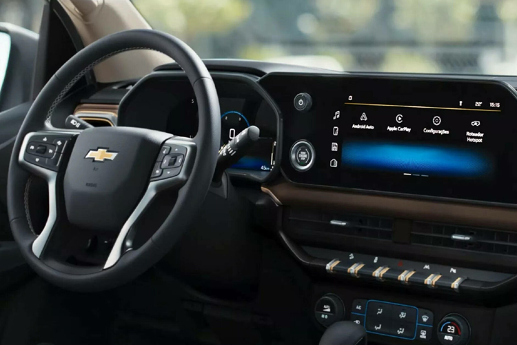 Bên cạnh đó là sự xuất hiện của cấu hình High Country cao cấp, với các thành phần ngoại thất được mạ chrome sáng bóng và lắp đặt sẵn một số chi tiết trang trí khiến xe trở nên hầm hố hơn.