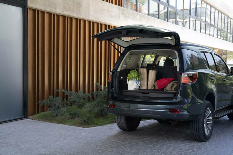 Cần lưu ý rằng chiếc SUV với khung gầm body-on-frame này không có liên hệ gì với chiếc xe cỡ nhỏ cũng có tên “Trailblazer” đang bán ở Mỹ, nhưng là crossover với khung gầm liền khối. Hiện mức giá xe Chevrolet TrailBlazer 2025 chưa được công bố chính thức.