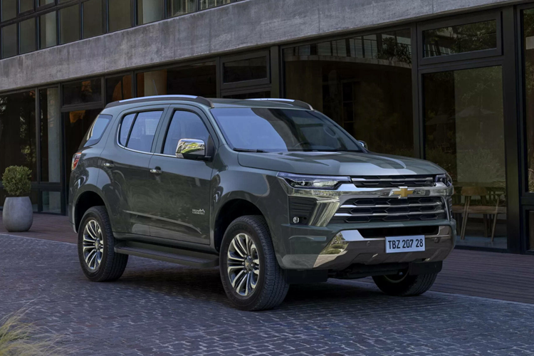 Hoàn toàn không có gì bất ngờ khi ngoại thất của mẫu xe SUV Chevrolet TrailBlazer 2025 tương đồng với chiếc bán tải S10 2025. Phần đầu xe được làm mới lại với các đường nét tuân thủ ngôn ngữ thiết kế đương đại của nhãn hiệu Chevrolet, trong đó các thành phần như lưới tản nhiệt, cụm đèn chiếu sáng, bộ cản và nắp ca-pô đều được tái thiết kế.