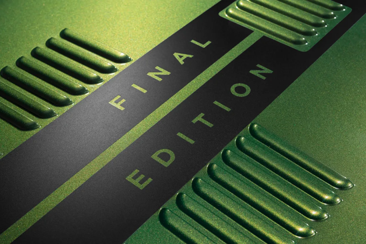 Bên trong nội thất, xe được trang bị logo Final Edition và các tấm được đánh số. Khoang nội thất của xe được bọc da Sports Hex Black với các chi tiết Alcantara, bảng điều khiển bằng carbon.