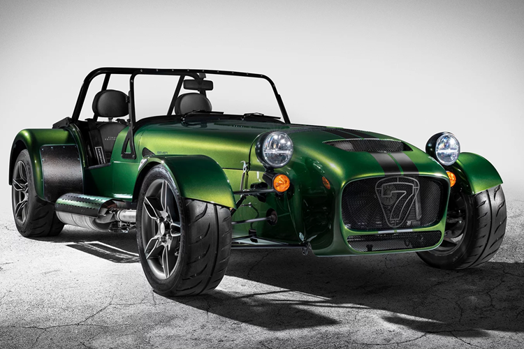 485 và 485 CSR của Caterham Sevens được chế tạo tuân thủ theo tiêu chuẩn Euro 6, tuy nhiên Caterham buộc phải ngưng việc bán ra dòng xe này do những quy định nghiêm ngặt hơn về khí thải Euro 7.
