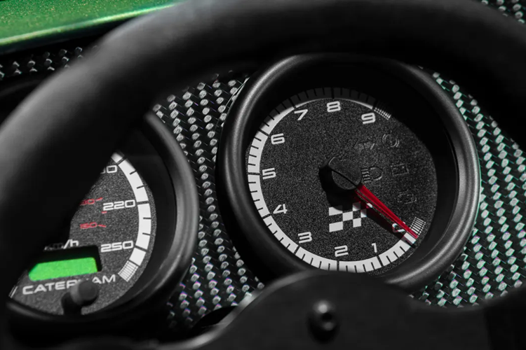 Một mặt, mẫu xe đánh dấu sự kết thúc một kỷ nguyên của một trong những mẫu xe châu Âu mang tính biểu tượng nhất của chúng tôi. Mặt khác, với số lượng có hạn, giờ đây khách hàng có cơ hội sở hữu chiếc Seven hút khí tự nhiên, vòng tua cao nhất từng được sản xuất, mang đến cho họ cơ hội sở hữu một phần lịch sử của Caterham.”