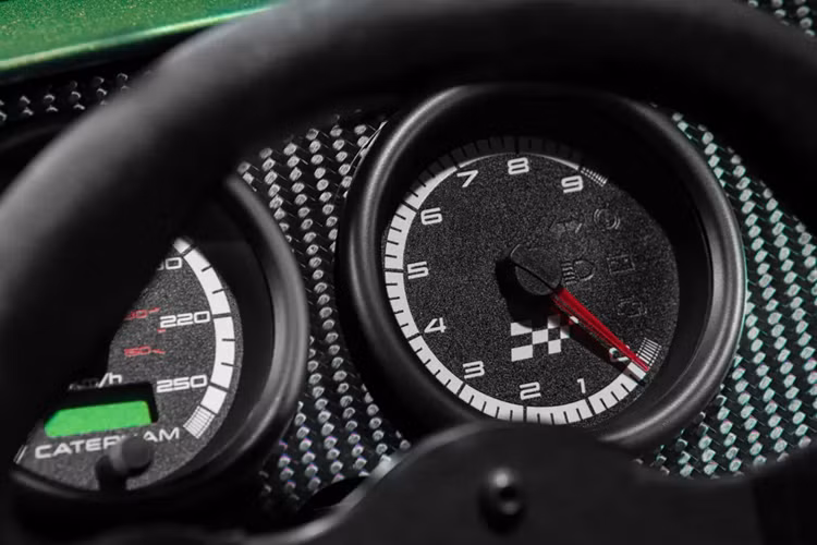 Một mặt, mẫu xe đánh dấu sự kết thúc một kỷ nguyên của một trong những mẫu xe châu Âu mang tính biểu tượng nhất của chúng tôi. Mặt khác, với số lượng có hạn, giờ đây khách hàng có cơ hội sở hữu chiếc Seven hút khí tự nhiên, vòng tua cao nhất từng được sản xuất, mang đến cho họ cơ hội sở hữu một phần lịch sử của Caterham.”