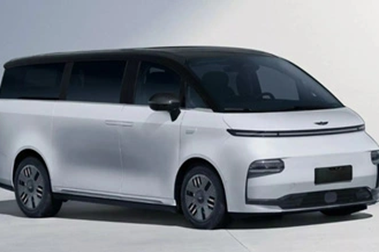 LEVC L380 có hai tùy chọn hệ truyền động, động cơ điện 200 kW, tốc độ tối đa 170 km/h, pin NMC 3 pha 100 kWh, phạm vi hoạt động 570 km. Thứ 2 là động cơ điện 200 kW, tốc độ tối đa 170 km/h, pin ternary NMC 116 kWh, phạm vi hoạt động 675 km. Mức giá của LEVC L380 chưa được công bố.