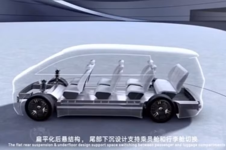 Chiếc LEVC L380 sản xuất hàng loạt đầu tiên được hoàn thiện với màu trắng. Tuy nhiên, đại diện thương hiệu đã chia sẻ một số hình ảnh chính thức của mẫu minivan màu xanh lá cây này.