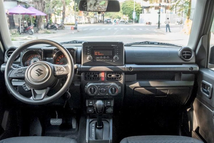 Dù chưa được trình làng, nhưng Suzuki Jimny đã được bàn giao tới không ít khách hàng. Thậm chí, có đại lý còn chào bán chiếc Suzuki Jimny độ theo kiểu G-Class với giá 999 triệu đồng, cao hơn 200 triệu so với giá bán dự kiến.