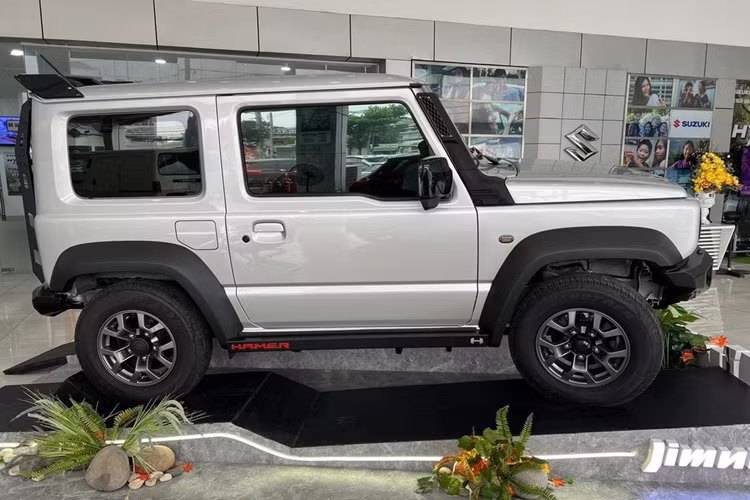 Suzuki Jimny ra mắt tại Việt Nam sẽ là phiên bản 3 cửa. Ở phiên bản này, mẫu SUV có kích thước dài x rộng x cao lần lượt là 3.480 x 1.645 x 1.720 mm và chiều dài cơ sở đạt 2.250 mm.