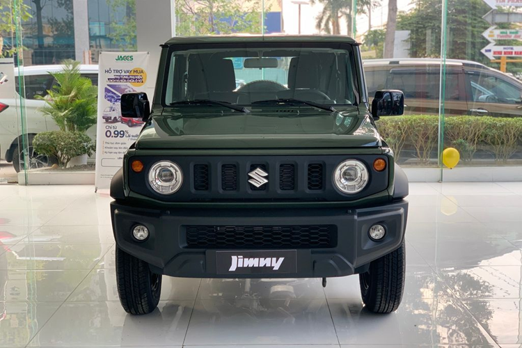 Theo kế hoạch, Suzuki Jimny 2024 mới sẽ chính thức được giới thiệu tới người tiêu dùng Việt vào ngày 10/4. Trước thời điểm ra mắt chính thức, lô xe Suzuki Jimny 2024 đã đổ bộ về các đại lý.