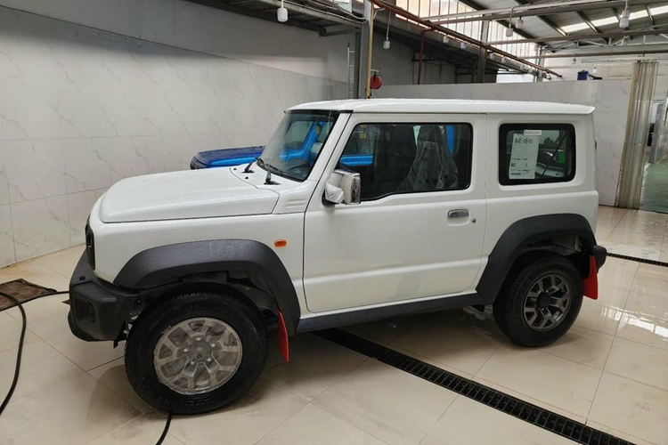 Trước đó, bảng giá tính lệ phí trước bạ ôtô mới nhất của Bộ Tài chính xuất hiện trên mạng xã hội đã cho thấy Jimny chính hãng (mã JB74V) có giá tính thuế trước bạ là 789 triệu đồng. Đây cũng là mức giá mà nhiều đại lý đã nhận cọc cho Suzuki Jimny phiên bản một tông màu và phiên bản hai tông màu 799 triệu đồng.