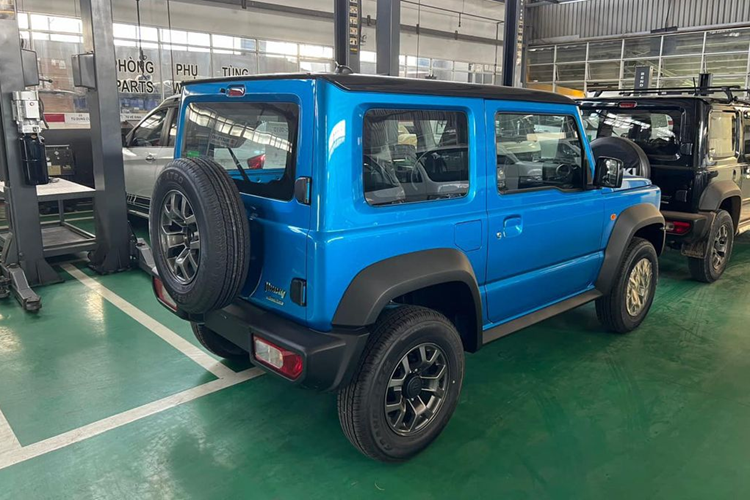 Cung cấp sức mạnh cho Suzuki Jimny là động cơ xăng có mã K15B với 4 xi-lanh thẳng hàng, dung tích 1.5L, sản sinh công suất tối đa 100 mã lực và 130 Nm mô-men xoắn, đi kèm với đó là hộp số tự động 4 cấp.
