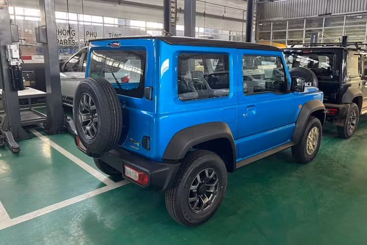 Cung cấp sức mạnh cho Suzuki Jimny là động cơ xăng có mã K15B với 4 xi-lanh thẳng hàng, dung tích 1.5L, sản sinh công suất tối đa 100 mã lực và 130 Nm mô-men xoắn, đi kèm với đó là hộp số tự động 4 cấp.