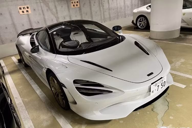 Bên dưới của siêu xe McLaren 750S vòm bánh sau mở rộng hốc gió giúp tăng khả năng làm mát cho hệ thống phanh sau. Phía đuôi xe có cụm đèn hậu LED thanh mảnh quen thuộc, đi cùng hệ thống ống xả được chuyển ra vị trí trung tâm và hướng lên trên giống mẫu 765LT.