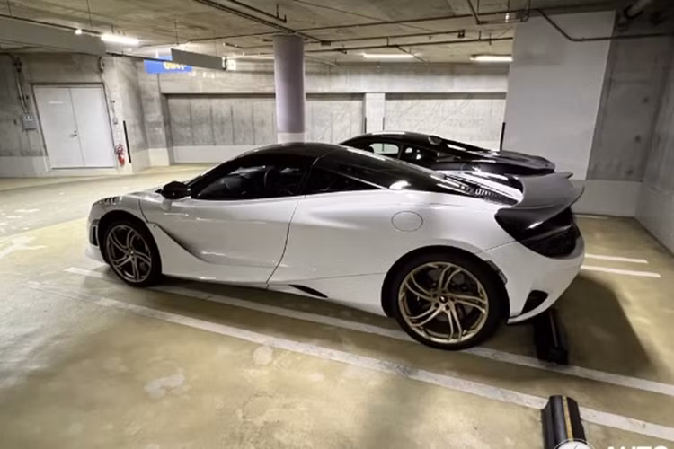 Toàn bộ nội thất trên xe đều được bọc da Nappa cao cấp hoặc kết hợp với chất liệu Alcantara, đi kèm 2 phong cách TechLux và Performance. Bộ ghế đua sợi carbon tiêu chuẩn đã nhẹ hơn 17,5 kg so với cơ cấu trên 720S, tuy nhiên tùy chọn ghế đua cao cấp còn nhẹ hơn 33%.