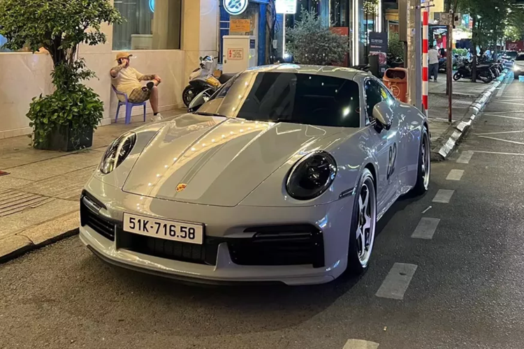 Mới đây, chiếc xe thể thao giới hạn Porsche 911 Sport Classic của Cường Đô la đã bị bắt gặp xuất hiện trên 1 con đường ở trung tâm Thành phố Hồ Chí Minh, so với những lần trước đó, diện mạo của xe đã có sự khác biệt nhỏ nhưng rất ấn tượng.