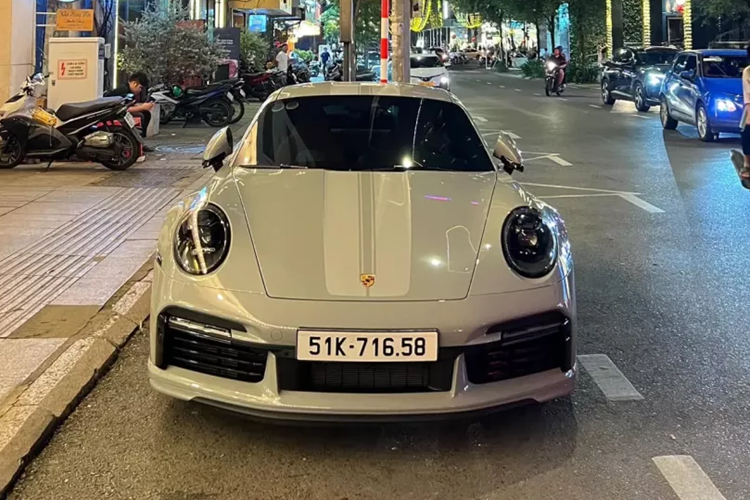Có thể với nhiều người dòng xe Porsche 911 Sport Classic hàng hiếm tại Việt Nam đã quá đẹp, không cần độ thêm gì, nhưng với con mắt của 1 người yêu xe như Cường Đô la, sẽ thật hoàn hảo khi cho xe bộ mâm độ của HRE.