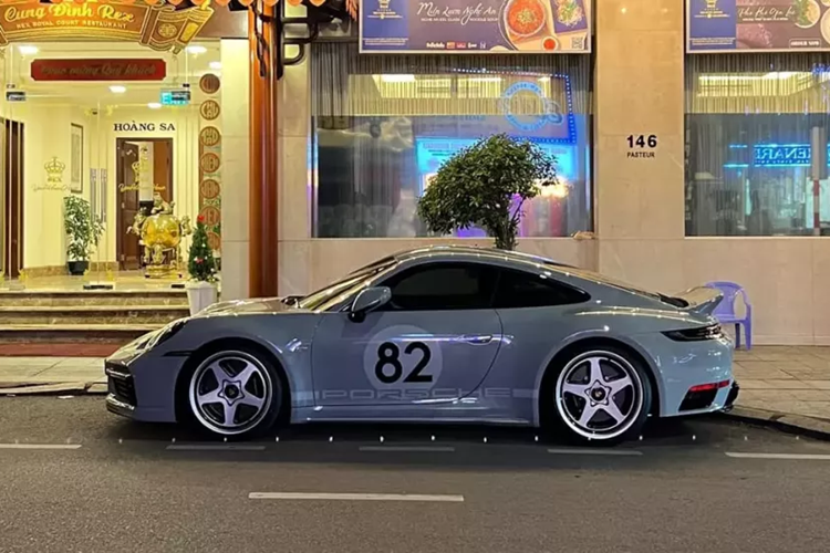 Tay chơi phố núi chọn số thứ tự xe là 1202/1250 cùng con số 82 bên cửa, ám chỉ ngày tháng năm sinh của mình là 12/02/82. Xe thể thao giới hạn Porsche 911 Sport Classic của Cường Đô la sở hữu khối động cơ 6 xy-lanh, dung tích 3.8 lít, tăng áp kép sản sinh công suất tối đa 542 mã lực và mô-men xoắn cực đại 600 Nm.