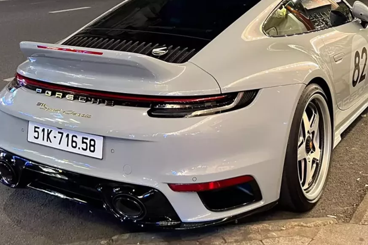 Ngay từ cái tên Classic chúng ta đã thấy có chút gì đó cổ điển, và nó thể hiện ngay ở ngoại hình xe với cánh gió đuôi vịt, gợi nhớ đến chiếc 911 Carrera RS 2.7 vào năm 1972. Chính nhờ cánh gió độc đáo này đã giúp Porsche 911 Sport Classic rất khác biệt so với các sản phẩm Porsche 911 thế hệ mới.