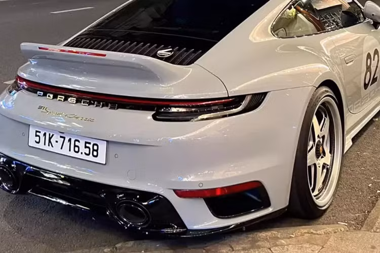 Ngay từ cái tên Classic chúng ta đã thấy có chút gì đó cổ điển, và nó thể hiện ngay ở ngoại hình xe với cánh gió đuôi vịt, gợi nhớ đến chiếc 911 Carrera RS 2.7 vào năm 1972. Chính nhờ cánh gió độc đáo này đã giúp Porsche 911 Sport Classic rất khác biệt so với các sản phẩm Porsche 911 thế hệ mới.