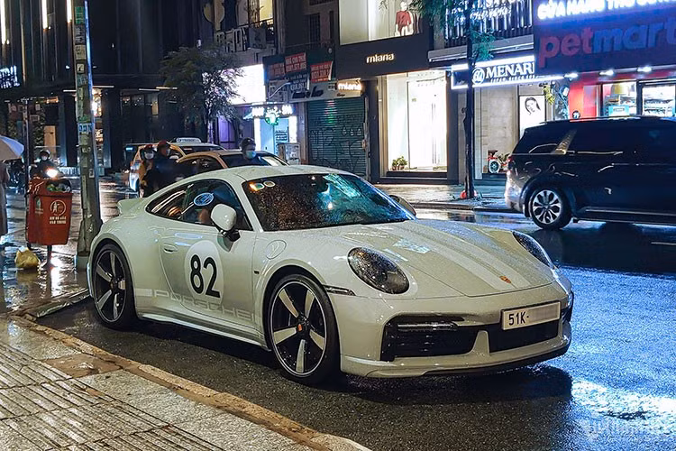 Động cơ trên sẽ đi kèm hộp số sàn 7 cấp và hệ dẫn động cầu sau, nhờ đó, chiếc xe thể thao giới hạn này có thể tăng tốc từ vị trí xuất phát lên 100 km/h chỉ trong thời gian 4,1 giây trước khi đạt tốc độ tối đa 315 km/h.