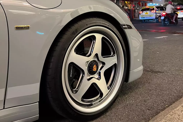 Mức giá xe Porsche 911 Sport Classic bán từ 19,22 tỷ đồng tại Việt Nam, xe được sản xuất giới hạn toàn cầu 1.250 chiếc, đã có 2 chiếc về nước, cùng mang màu xám Sport Gray Metallic, bộ áo có đến 85% khách hàng khi mua xe Porsche 911 Sport Classic đều lựa chọn.