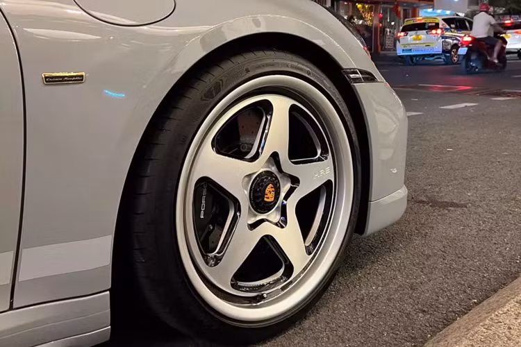 Mức giá xe Porsche 911 Sport Classic bán từ 19,22 tỷ đồng tại Việt Nam, xe được sản xuất giới hạn toàn cầu 1.250 chiếc, đã có 2 chiếc về nước, cùng mang màu xám Sport Gray Metallic, bộ áo có đến 85% khách hàng khi mua xe Porsche 911 Sport Classic đều lựa chọn.