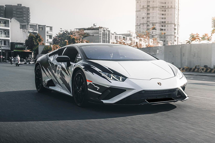 Được biết, đây là chiếc siêu xe Lamborghini Huracan EVO thứ 2 về Việt Nam, thuộc hệ dẫn động cầu sau RWD. Chiếc đầu tiên về nước thuộc hệ dẫn động 4 bánh AWD.