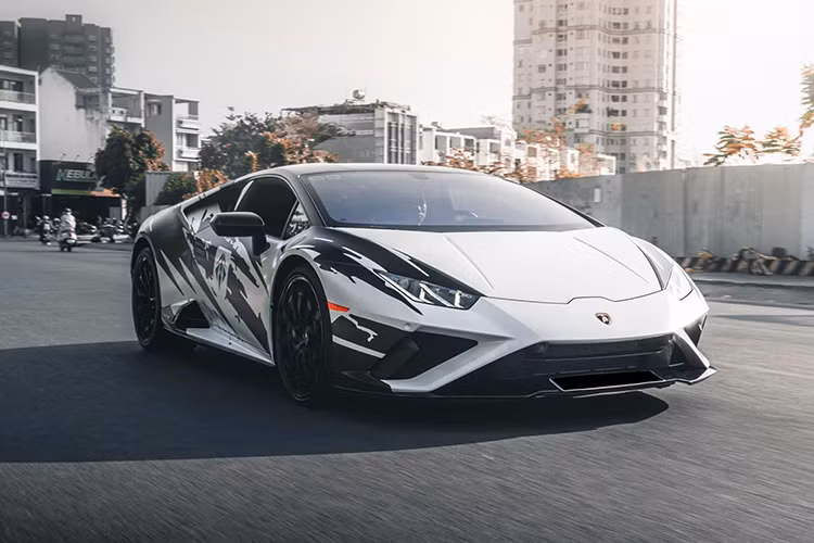 Được biết, đây là chiếc siêu xe Lamborghini Huracan EVO thứ 2 về Việt Nam, thuộc hệ dẫn động cầu sau RWD. Chiếc đầu tiên về nước thuộc hệ dẫn động 4 bánh AWD.