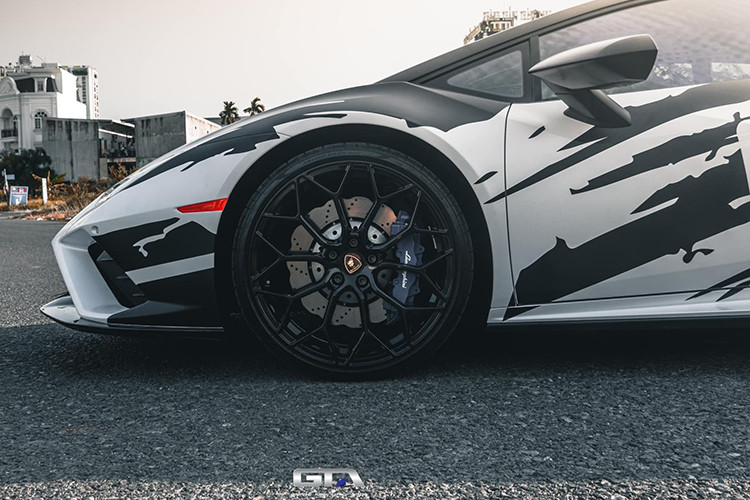 Chiếc Lamborghini Huracan EVO RWD này vừa khoác lên mình “bộ cánh” màu trắng, cùng decal màu đen hình sấm sét mạnh mẽ được thực hiện bởi GTA Wrapping.