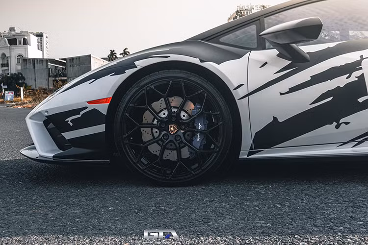 Chiếc Lamborghini Huracan EVO RWD này vừa khoác lên mình “bộ cánh” màu trắng, cùng decal màu đen hình sấm sét mạnh mẽ được thực hiện bởi GTA Wrapping.