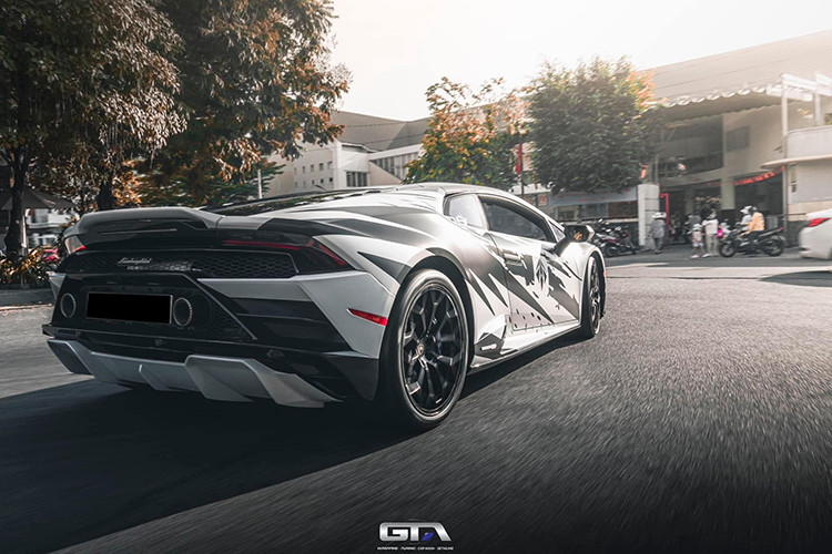 So với bản AWD, Lamborghini Huracan EVO bản RWD không có nhiều khác biệt từ ngoại thất, trang bị bên trong đến hệ truyền động. Xe chỉ được tinh chỉnh nhẹ một số chi tiết ở phần đầu như: hốc gió trước được tích hợp thêm một thanh ngang ở chính giữa và cản trước cũng được làm lại.