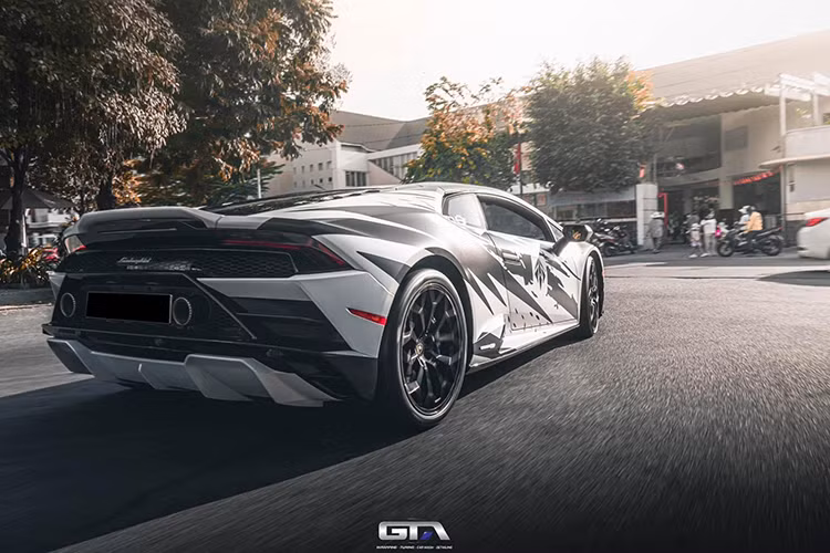 So với bản AWD, Lamborghini Huracan EVO bản RWD không có nhiều khác biệt từ ngoại thất, trang bị bên trong đến hệ truyền động. Xe chỉ được tinh chỉnh nhẹ một số chi tiết ở phần đầu như: hốc gió trước được tích hợp thêm một thanh ngang ở chính giữa và cản trước cũng được làm lại.
