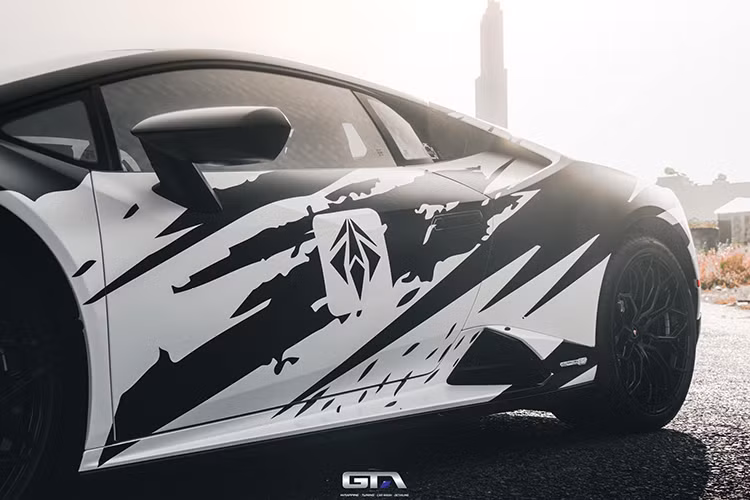 Hệ thống ống xả của Capristo được làm bằng thép không rỉ, chịu được nhiệt độ cao, phát ra âm thanh mạnh hơn xe nguyên bản, đồng thời giúp siêu xe tăng công suất thêm vài chục mã lực.