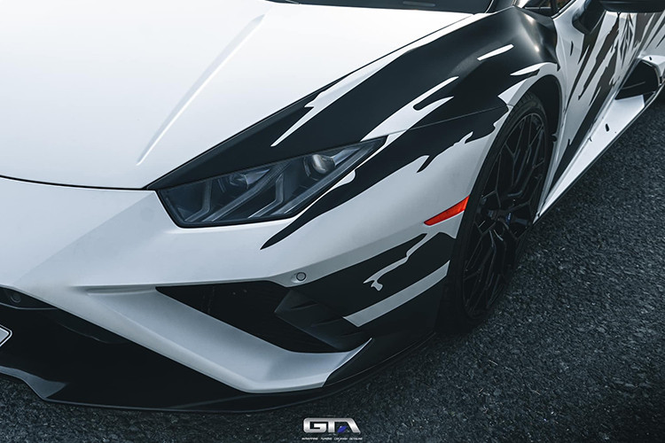 Xe sở hữu bộ mâm đa chấu sơn đen bóng, đi cùng kẹp phanh bên trong màu xanh dương bắt mắt. Ở phía sau, chiếc Lamborghini Huracan EVO RWD này được nâng cấp hệ thống ống xả Capristo có giá cả trăm triệu đồng.