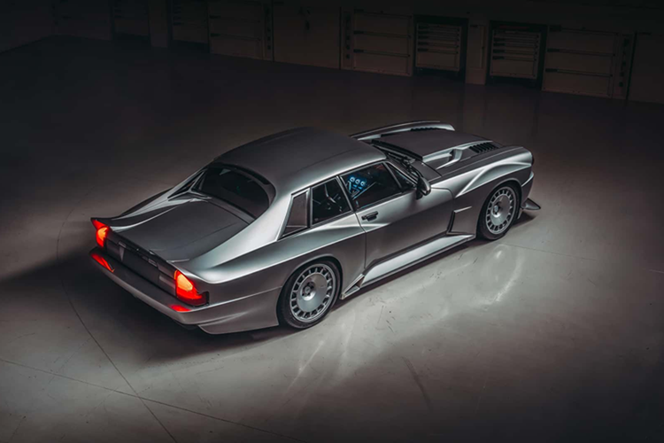 Chiếc xe TWR Supercat độ này nhẹ hơn gần 10% so với XJS nguyên bản, chỉ nặng 1.605 kg nhờ vào thân xe làm từ sợi carbon. Bên cạnh đó, xe còn có cả tùy chọn phanh gốm-carbon.