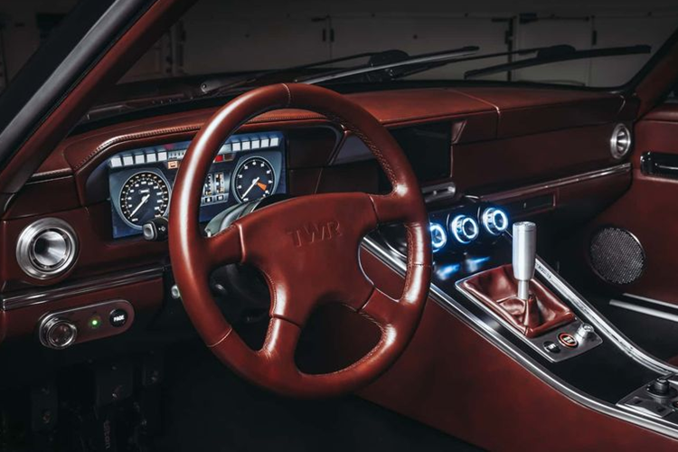 Khung gầm xe được gia cố bằng sợi carbon, còn khung phụ làm từ thép không gỉ T45 cường độ cao. Hệ thống treo tay đòn kép được cải tiến với giảm chấn chủ động và có thể điều chỉnh. Xe cũng được trang bị vi sai hạn chế trượt (LSD) và hệ thống kiểm soát lực kéo, cùng 5 chế độ lái hiện đại.