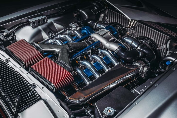 Điểm nổi bật nhất của Supercat nằm dưới nắp ca-pô: động cơ V12 siêu nạp 6.5 lít sản sinh 660 mã lực và 730 Nm mô-men xoắn, hộp số sàn 6 cấp kèm tính năng kiểm soát khởi động. So với XJS nguyên bản, vốn chỉ đạt 281 mã lực và 431 Nm, Supercat là một bước nhảy vọt về hiệu suất.