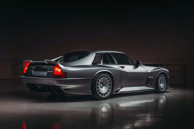 Nội thất mang phong cách retro với ghế da lưng carbon và cần số thiết kế tinh xảo. Tuy nhiên, bảng đồng hồ kỹ thuật số hiện đại lại hơi "lạc nhịp" với tổng thể cổ điển. Xe còn có màn hình trung tâm hỗ trợ Apple CarPlay và Android Auto.