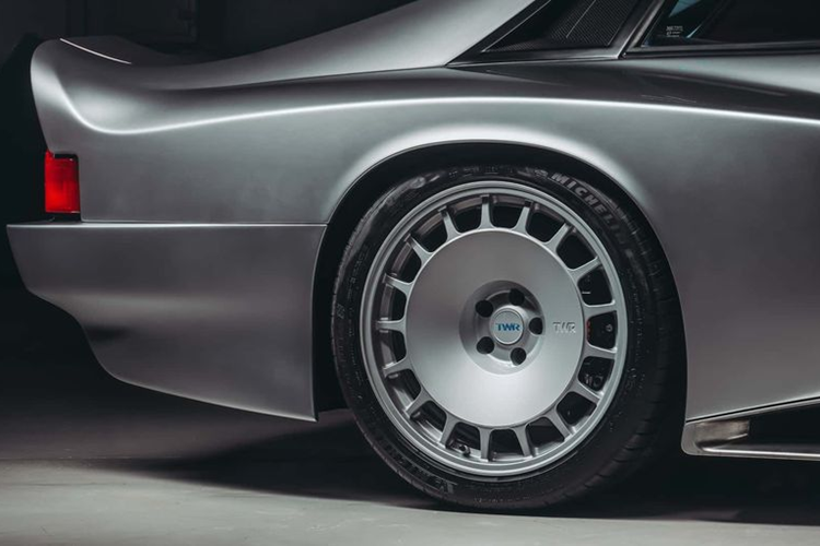 Về ngoại thất, Supercat sở hữu thiết kế hoàn toàn khác biệt với vòm bánh xe vuông vắn, phần đầu và đuôi khí động học, cùng hệ thống ống xả bên hông. Các bánh xe cũng được nâng cấp lên 18 inch ở phía trước và 19 inch ở phía sau, khiến xe trông hiện đại và hầm hố hơn.