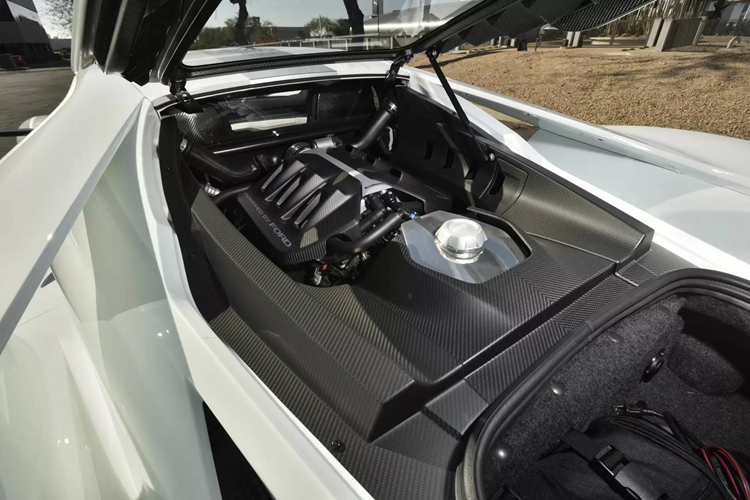 Các chi tiết bên trong cabin xe cũng còn rất mới, hầu như chẳng khác gì lúc vừa được xuất xưởng khỏi dây chuyền lắp ráp tại nhà máy Multimatic ở Canada.