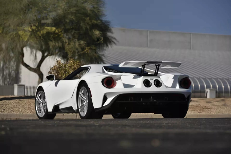 Ford GT Studio Collection trang bị động cơ V6 tăng áp kép EcoBoost 3.5 lít công suất 660 mã lực và dẫn động cầu sau thông qua hộp số ly hợp kép 7 cấp Getrag.