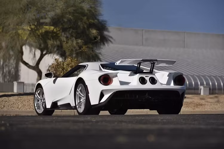 Ford GT Studio Collection trang bị động cơ V6 tăng áp kép EcoBoost 3.5 lít công suất 660 mã lực và dẫn động cầu sau thông qua hộp số ly hợp kép 7 cấp Getrag.