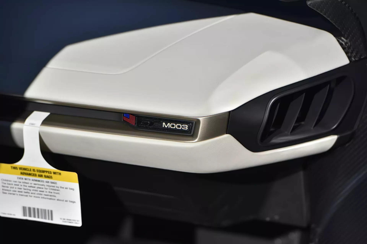 Không giống như những chiếc Ford GT thông thường với nội thất chủ yếu là màu đen, mẫu xe đặc biệt này nổi bật với nhiều điểm nhấn màu trắng trang trí ghế ngồi và bảng điều khiển.