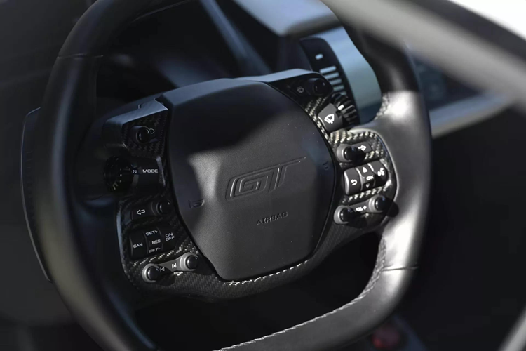 Cùng tô điểm thêm cho lớp sơn ngoại thất là bộ mâm 20 inch màu bạc Satin Diamond Silver và kẹp phanh cũng có sắc thái tương tự. Xe còn được trang bị gói ngoại thất bằng sợi carbon bóng và hệ thống ống xả Akrapovic.