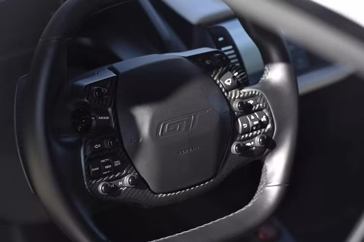 Cùng tô điểm thêm cho lớp sơn ngoại thất là bộ mâm 20 inch màu bạc Satin Diamond Silver và kẹp phanh cũng có sắc thái tương tự. Xe còn được trang bị gói ngoại thất bằng sợi carbon bóng và hệ thống ống xả Akrapovic.